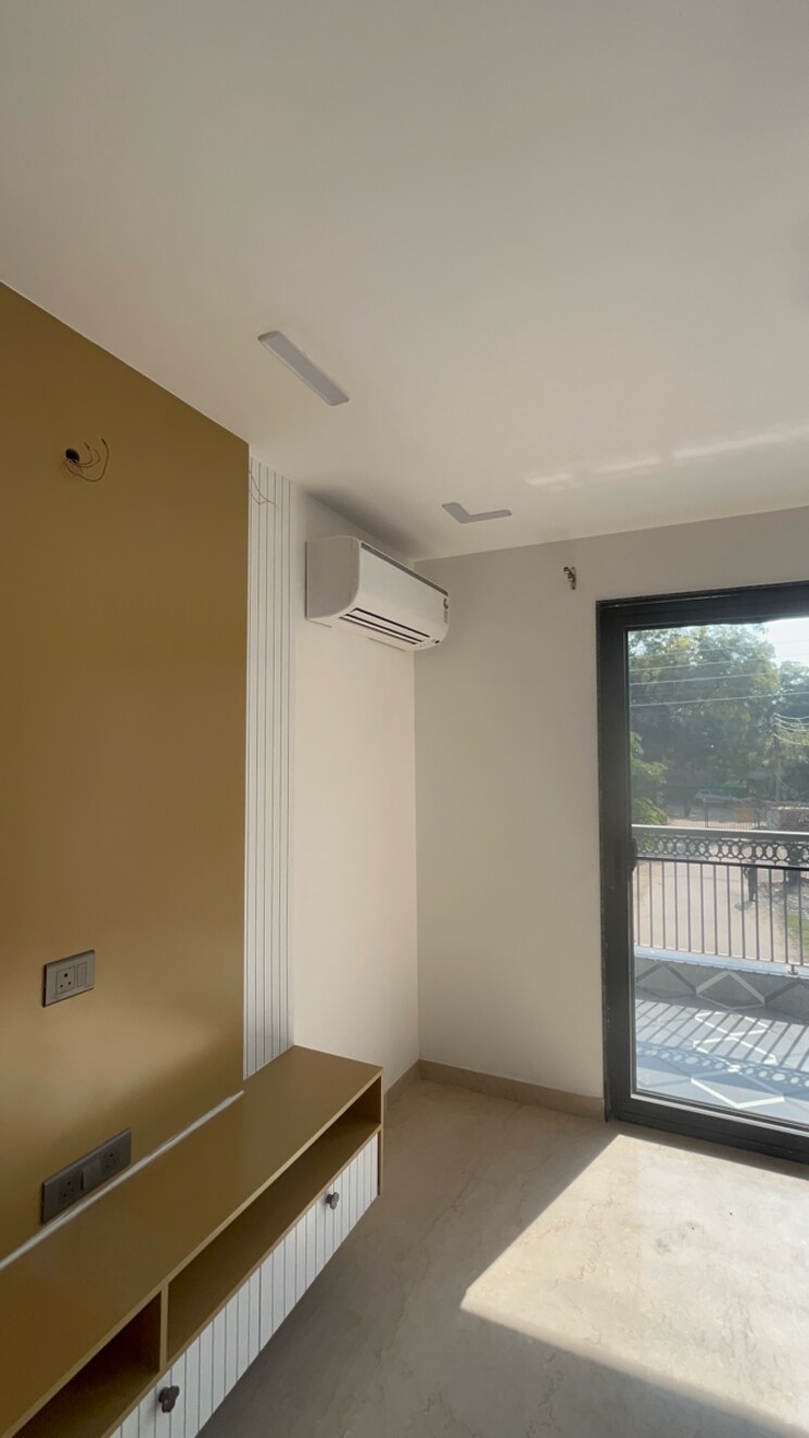 Room, sector 1 4 Bedroom 365 Sq.Yd. Builder Floor In Sector 1 Gurgaon 8125070