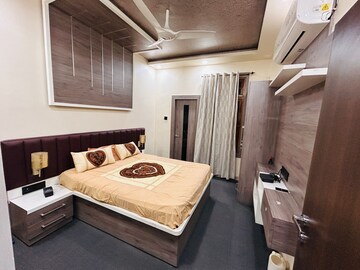 Master Bedroom in 6+ BHK Independent House at Gomti Nagar – for Rent