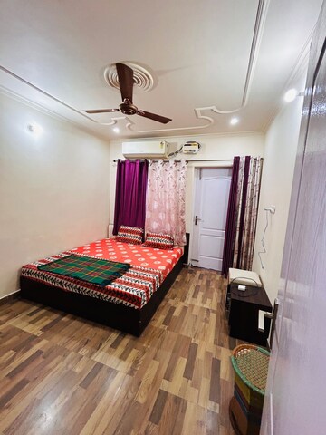 Bedroom in 6+ BHK Independent House at Gomti Nagar – for Rent