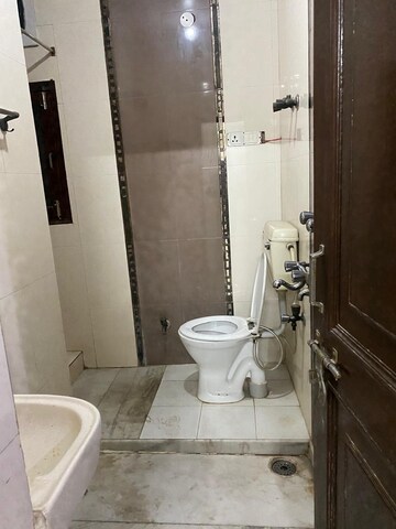 Bathroom in 1.5 BHK Builder Floor at Mayur Vihar – for Rent