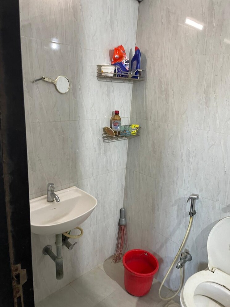 Bathroom, lashkaria-anurag-chs 2.5 Bedroom 1200 Sq.Ft. Apartment In Andheri West Mumbai 8125415