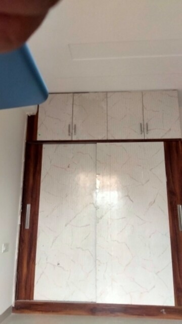 Furnished Amenities in 3 BHK Builder Floor at Allure Homes, Sector 14 – for Rent