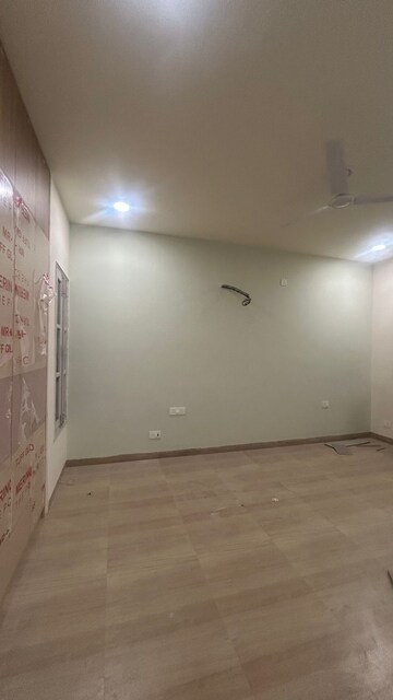 Room in 6 BHK Independent House at Ansal Golf Villas, Sushant Golf City – for Rent