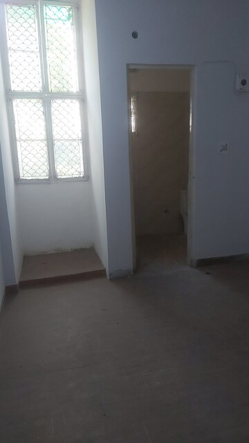 Furnished Amenities in 3.5 BHK Apartment at Mayur Vihar 1 – for Rent