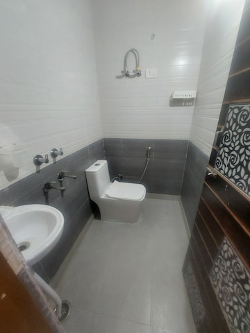 Bathroom in 1 BHK Apartment at Sarita Vihar – for Rent