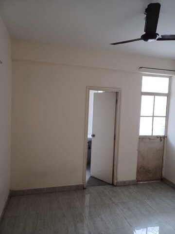 Room in 4 BHK Apartment at Sunworld Vanalika, Sector 107 – for Rent