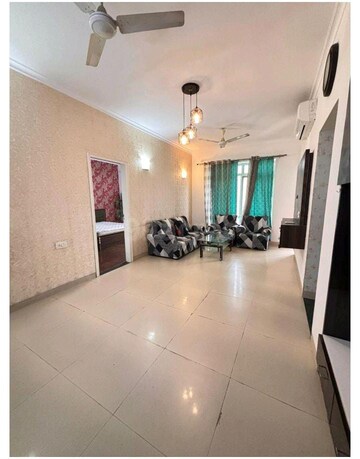 Room in 4 BHK Apartment at Sunworld Vanalika, Sector 107 – for Rent