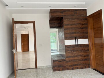 Room in 3 BHK Builder Floor at Unitech South City II, Sector 50 – for Rent