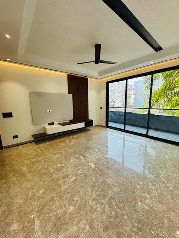 Room in 3 BHK Builder Floor at SS Southend Floors, South City 2 – for Sale