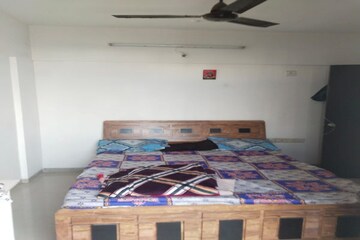Room in 3 BHK Apartment at Gaur City 2 - 11th Avenue, Sector 16c Greater Noida – for Rent