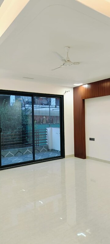 Room in 3.5 BHK Builder Floor at Palam Vihar Residents Association, Palam Vihar – for Sale