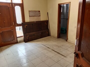 Room in 4 BHK Builder Floor at Sector 49 – for Rent