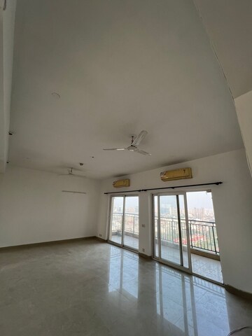 Room in 3 BHK Apartment at Spaze Privy, Sector 72 – for Rent