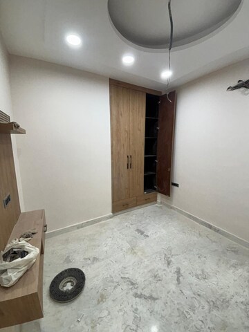 Room in 3 BHK Builder Floor at Mansarover Garden – for Sale