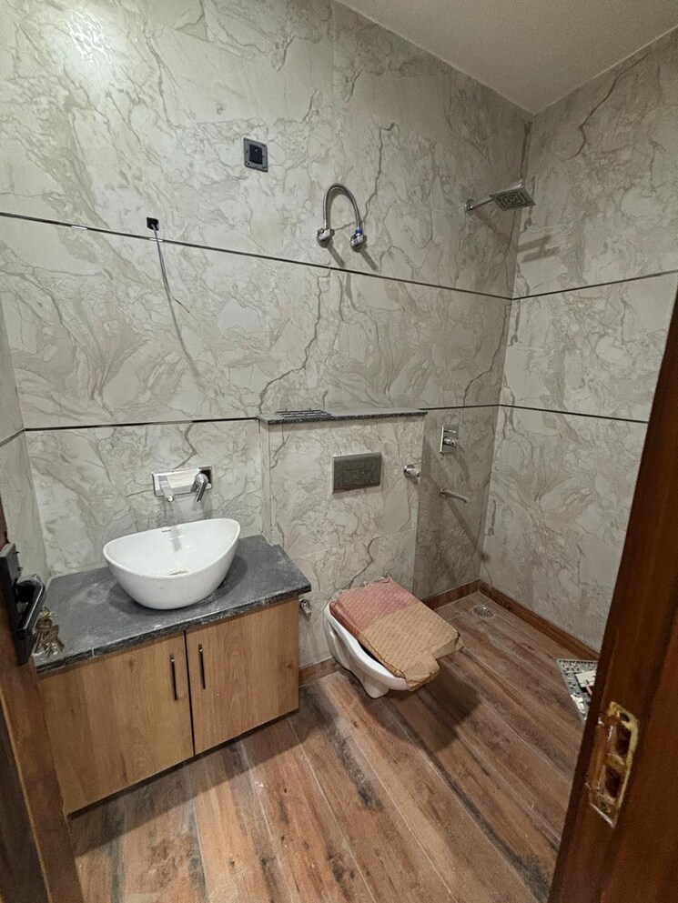 Bathroom, mansarover garden 3 Bedroom 1215 Sq.Ft. Builder Floor In Mansarover Garden Delhi 8126313