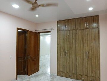 Room in 3 BHK Builder Floor at Sector 27 – for Rent