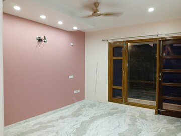 Room in 3 BHK Builder Floor at Sector 27 – for Rent