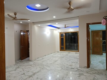Room in 3 BHK Builder Floor at Sector 27 – for Rent