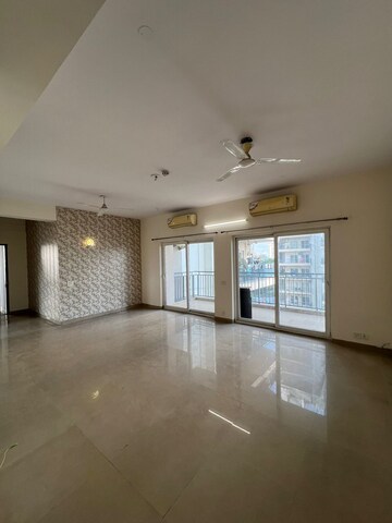 Room in 3.5 BHK Apartment at Spaze Privy, Sector 72 – for Rent