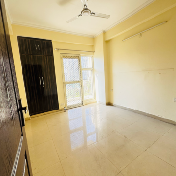 Room in 2.5 BHK Apartment at Gardenia Golf City, Noida Central – for Rent