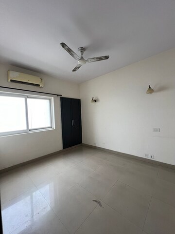 Room in 3.5 BHK Apartment at Spaze Privy, Sector 72 – for Rent