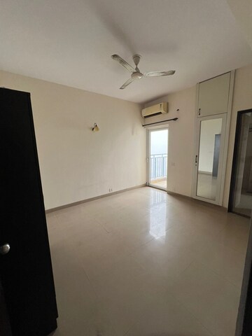 Room in 3.5 BHK Apartment at Spaze Privy, Sector 72 – for Rent