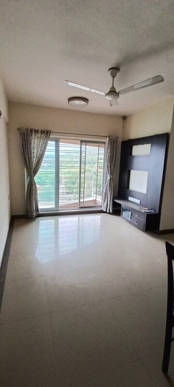 Room in 2 BHK Apartment at Kalpataru Hills, Manpada – for Rent