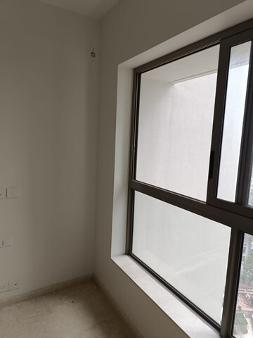 Room in 2 BHK Apartment at Kalpataru Paramount, Kapur Bawdi – for Rent