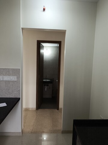 Room in 2 BHK Apartment at Kalpataru Paramount, Kapur Bawdi – for Rent