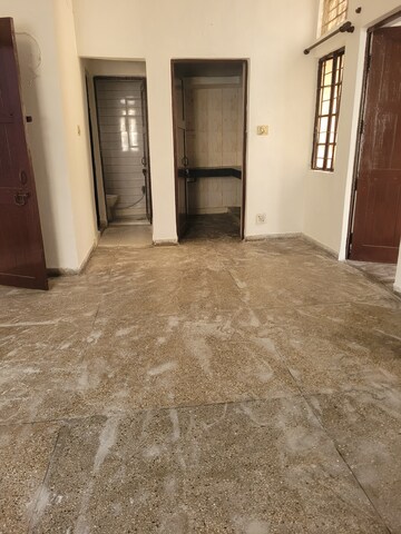 Furnished Amenities in 1 BHK Apartment at Janakpuri – for Rent