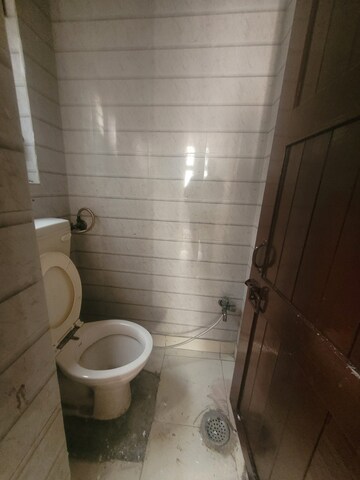 Bathroom in 1 BHK Apartment at Janakpuri – for Rent