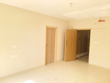 Room in 2 BHK Apartment at Lodha Vista, Lower Parel – for Rent