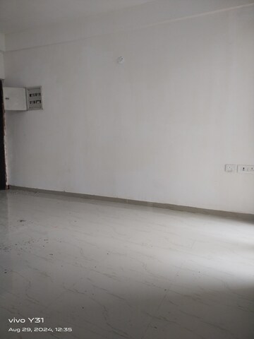 Room in 2 BHK Apartment at Sector 16c Greater Noida – for Sale