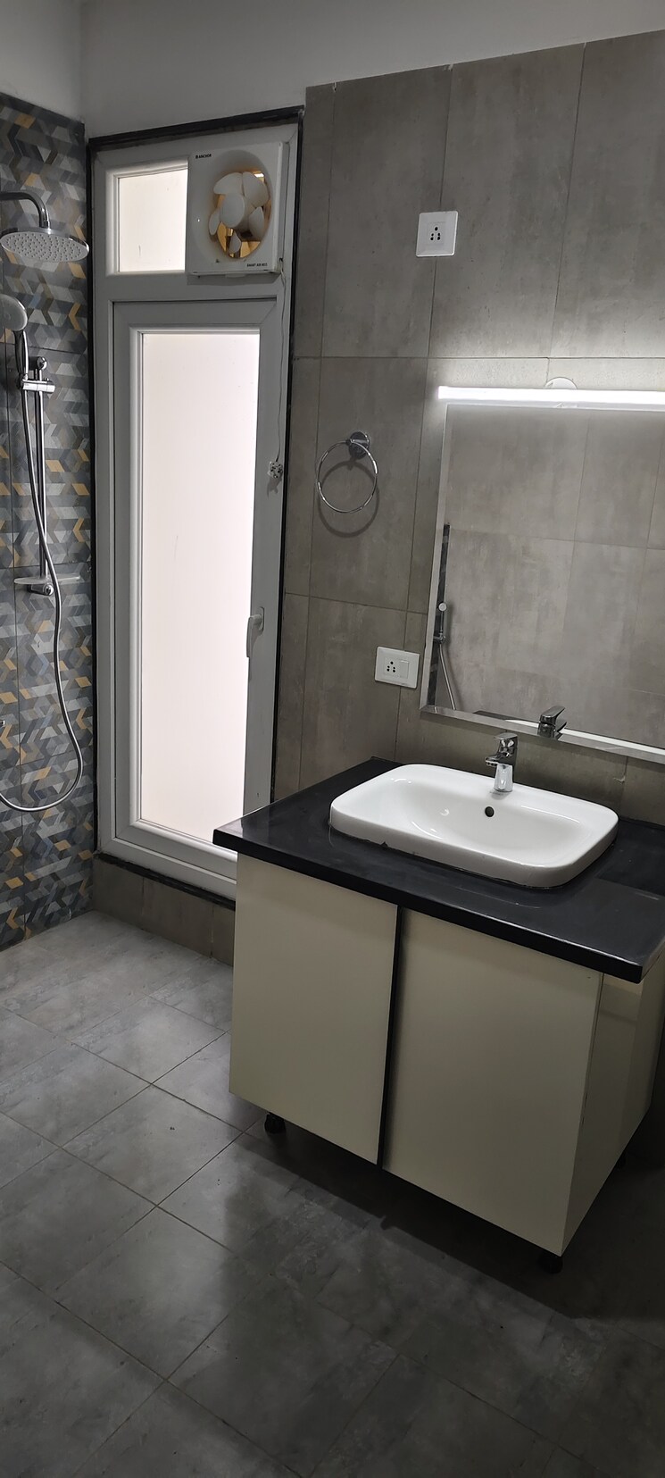 Bathroom, uchdpl-veridia-oakwood-enclave 4 Bedroom 2385 Sq.Ft. Penthouse In Wave City Ghaziabad 8127082