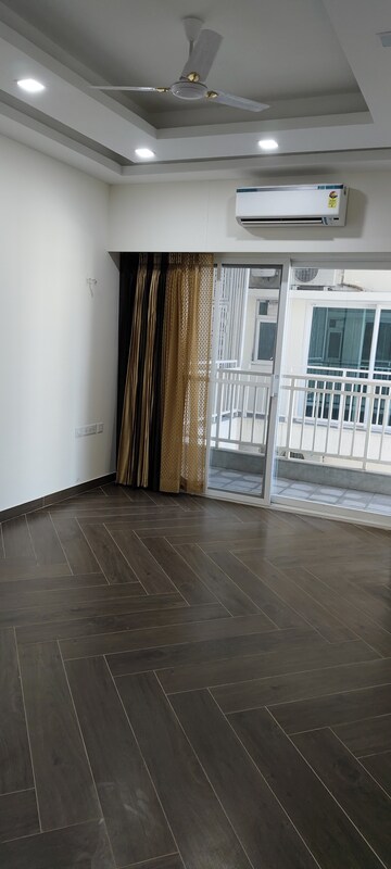 Room in 4 BHK Penthouse at Uchdpl Veridia Oakwood Enclave, Wave City – for Sale