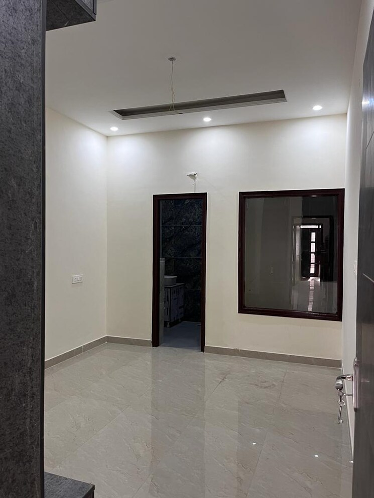 Room, ambala highway 3 Bedroom 122 Sq.Yd. Builder Floor In Ambala Highway Zirakpur 8127334