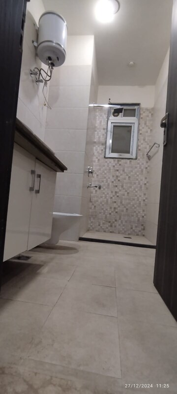 Bathroom in 3 BHK Apartment at Sector 57 – for Rent