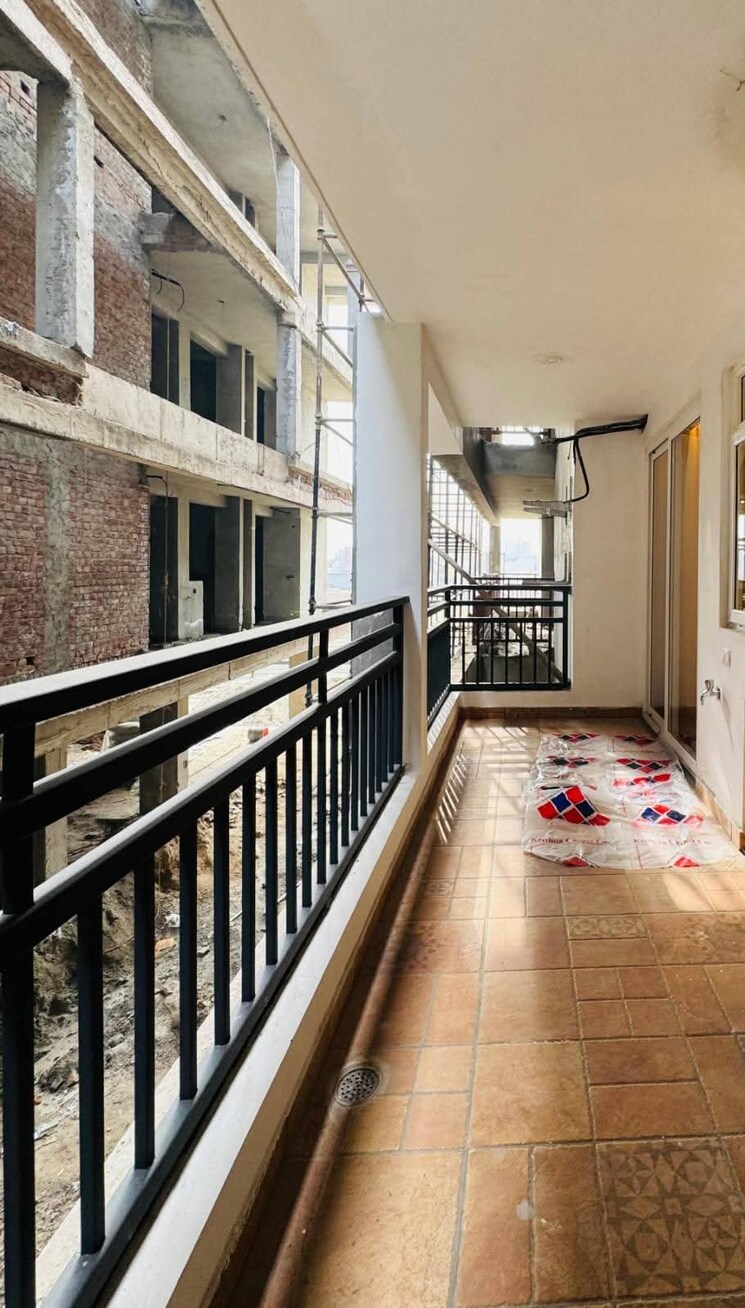 Balcony, ambala highway 3 Bedroom 225 Sq.Yd. Apartment In Ambala Highway Zirakpur 8127380