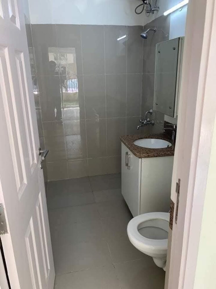 Bathroom, chitra vihar 3 Bedroom 173 Sq.Yd. Apartment In Chitra Vihar Delhi 8127607