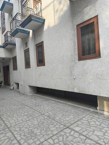 Building Lobby in 6 BHK Independent House at RWA Apartments Sector 39, Sector 39 – for Sale
