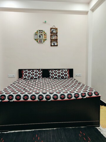 Bedroom in 3 BHK Builder Floor at Sector 52 – for Rent