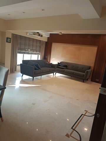 Room in 4 BHK Apartment at Mahim West – for Rent
