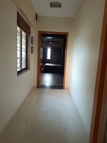 Room in 4 BHK Apartment at Mahim West – for Rent