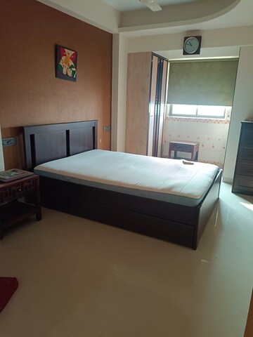 Bedroom in 4 BHK Apartment at Mahim West – for Rent