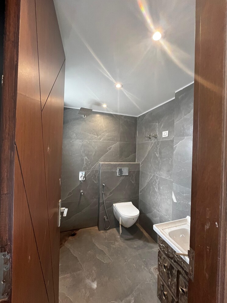 Bathroom, mandi 4 Bedroom 180 Sq.Yd. Builder Floor In Mandi Delhi 8127981
