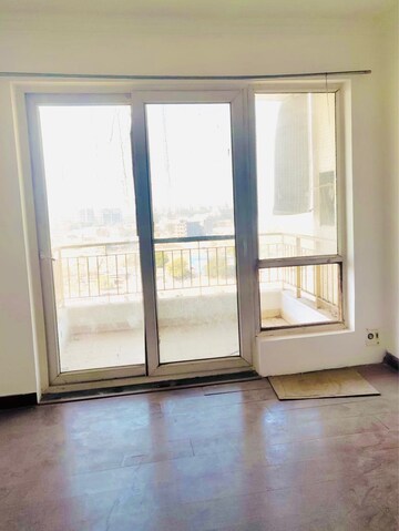 Room in 3.5 BHK Apartment at JMD Gardens, Sector 33 – for Rent