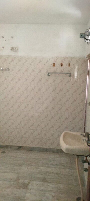 Bathroom in 3 BHK Apartment at Mahaveer Nagar – for Rent