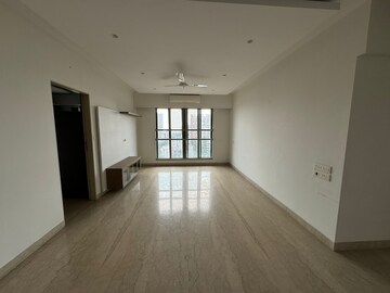 Room in 3 BHK Apartment at Bandra West – for Rent