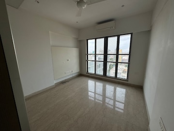Room in 3 BHK Apartment at Bandra West – for Rent