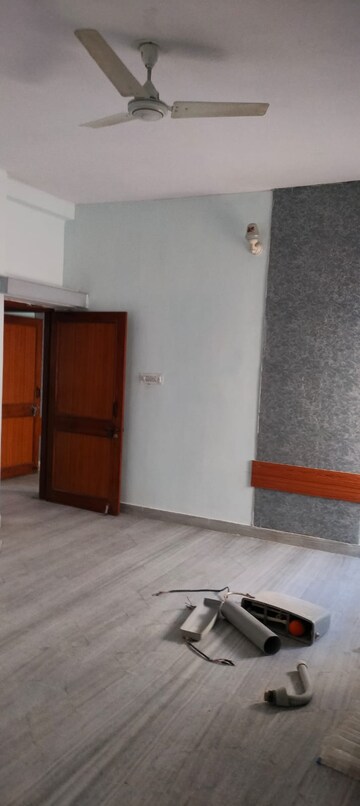 Room in 3 BHK Apartment at Mahaveer Nagar – for Rent